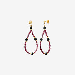 Boucles d'oreilles dorées petit modèle amanté grenat / onyx - INDIE