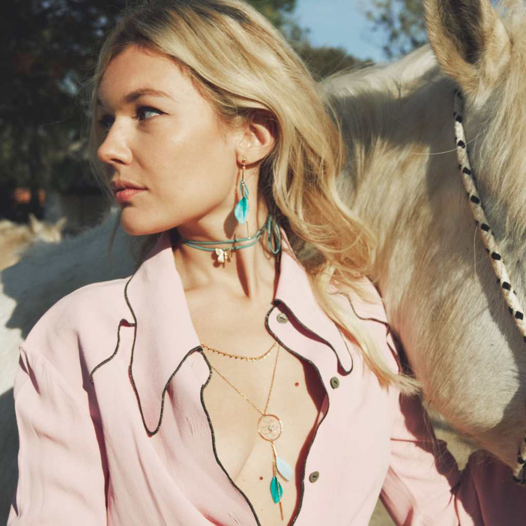 Mannequin portant divers bijoux : les boucles d'oreille Rio, le chocker cordon Butterfly et le sautoir dream catcher